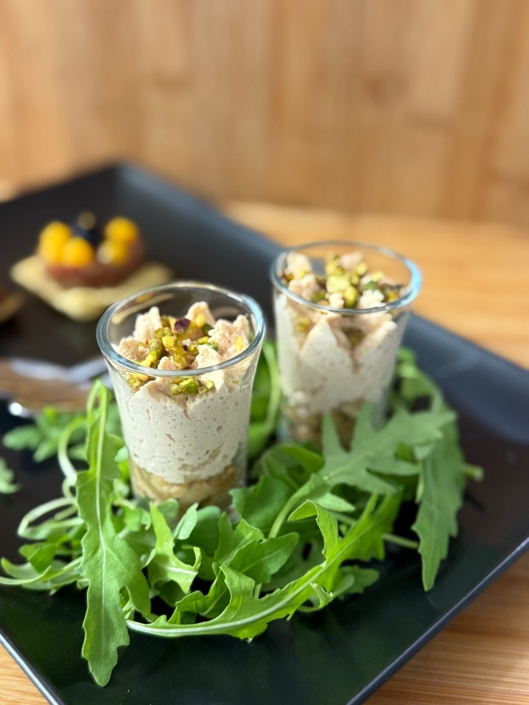 Chupito de mousse de foie, compota de manzana, canela y crujiente de pistachos XS