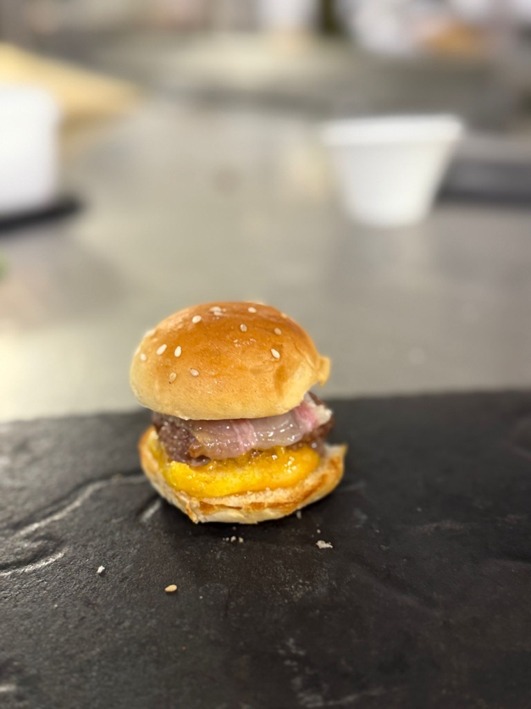Hamburguesa de chuletón madurado con velo de papada ibérica y yema de huevo curada