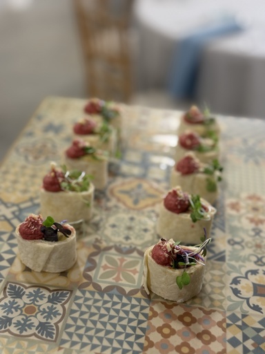 [Cat] Wrap de remolacha, aguacate, pepino encurtido y polvo de avellana XS